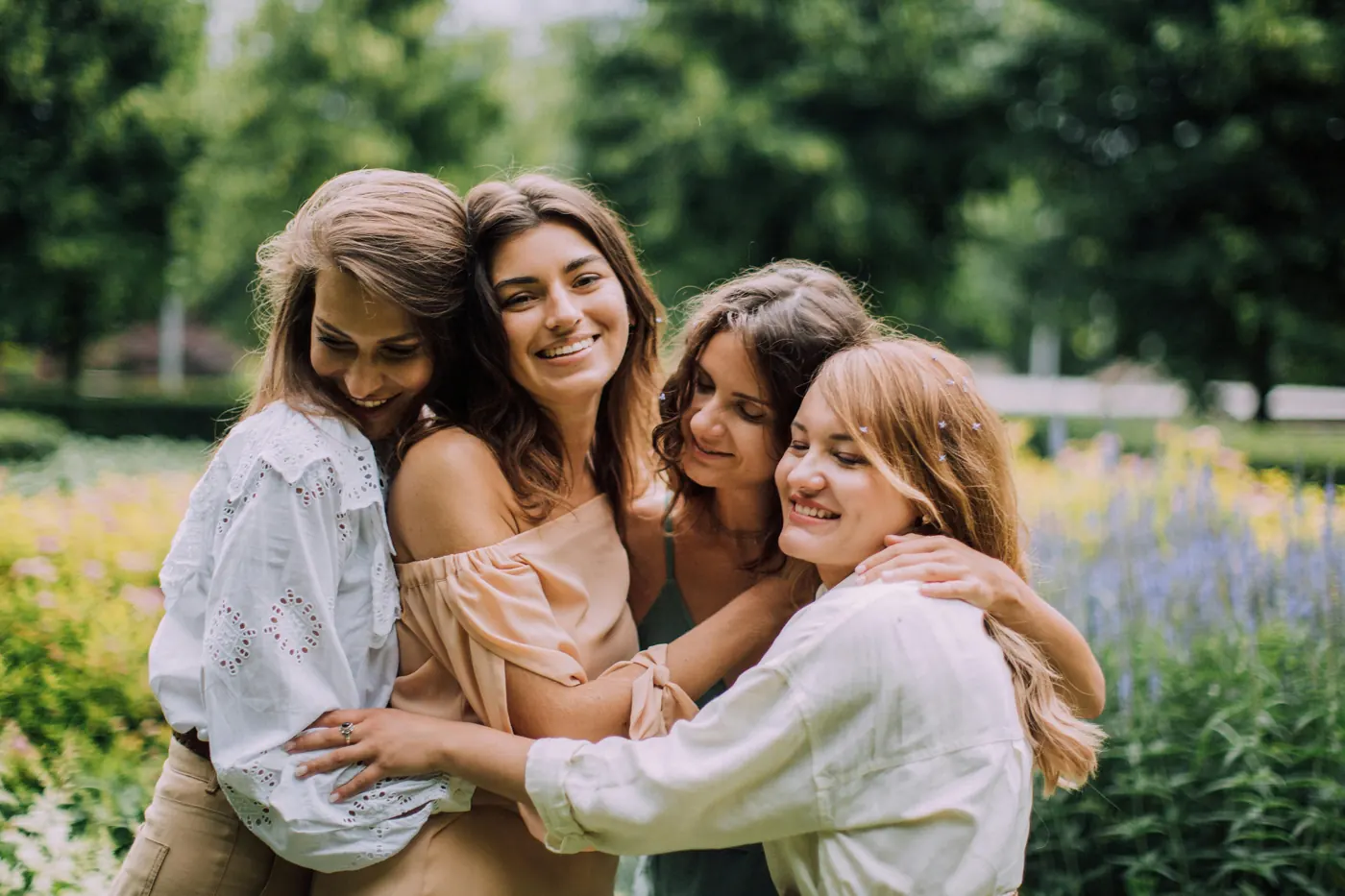 Amigas abraçadas e sorrindo