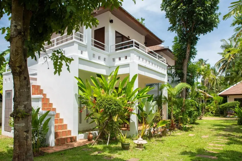 Prédio do hotel entre os jardins tropicais