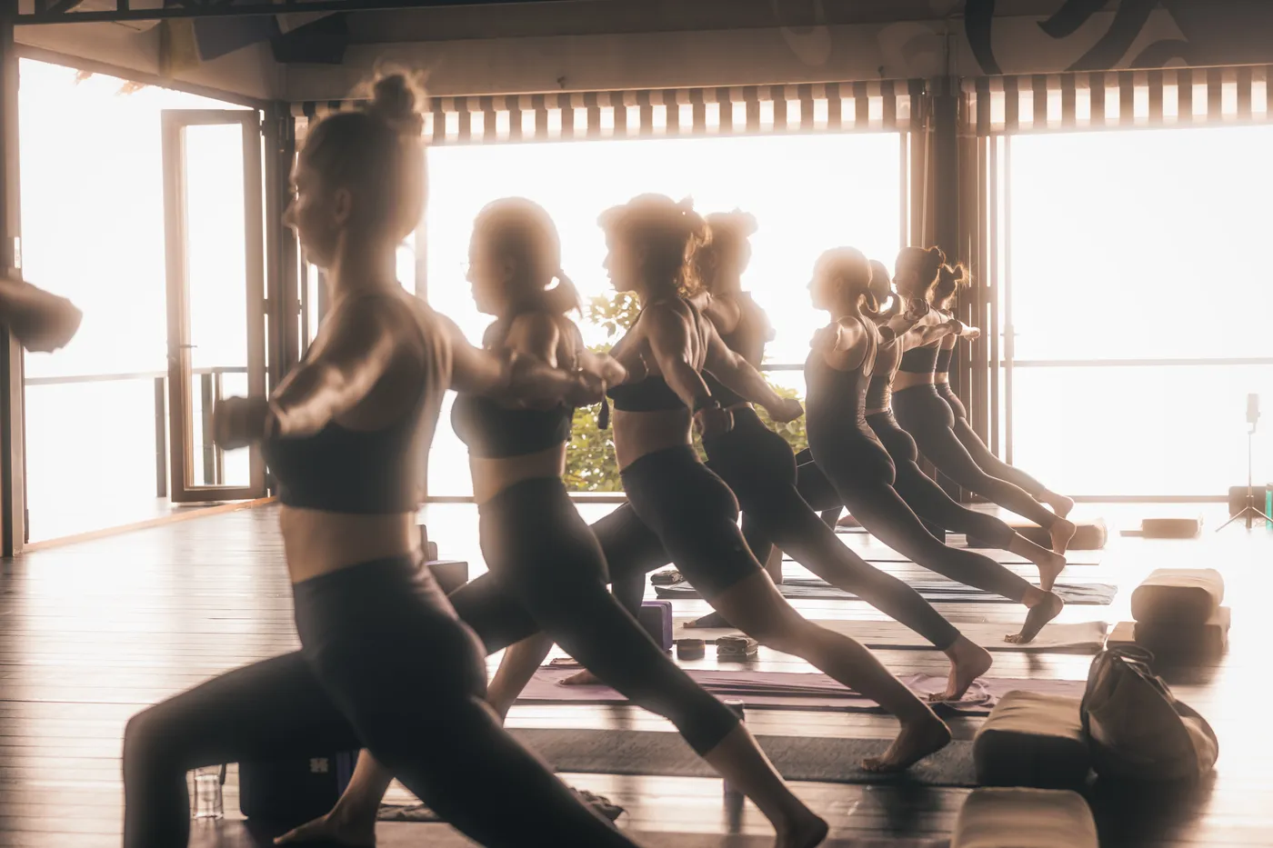 Prática de yoga na sala ampla do Vikasa
