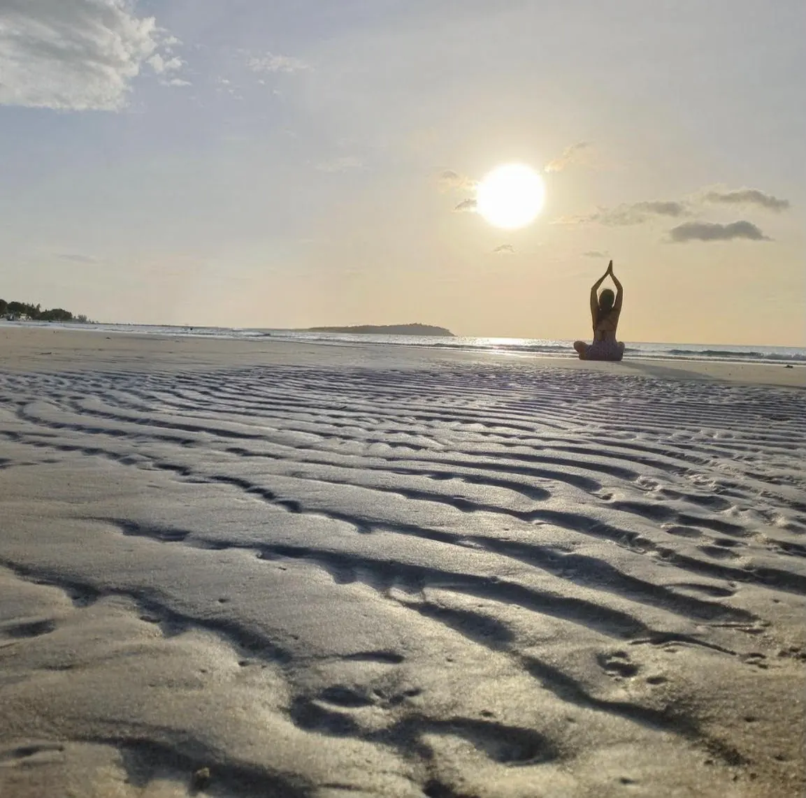 Meditação na praia ao amanhecer