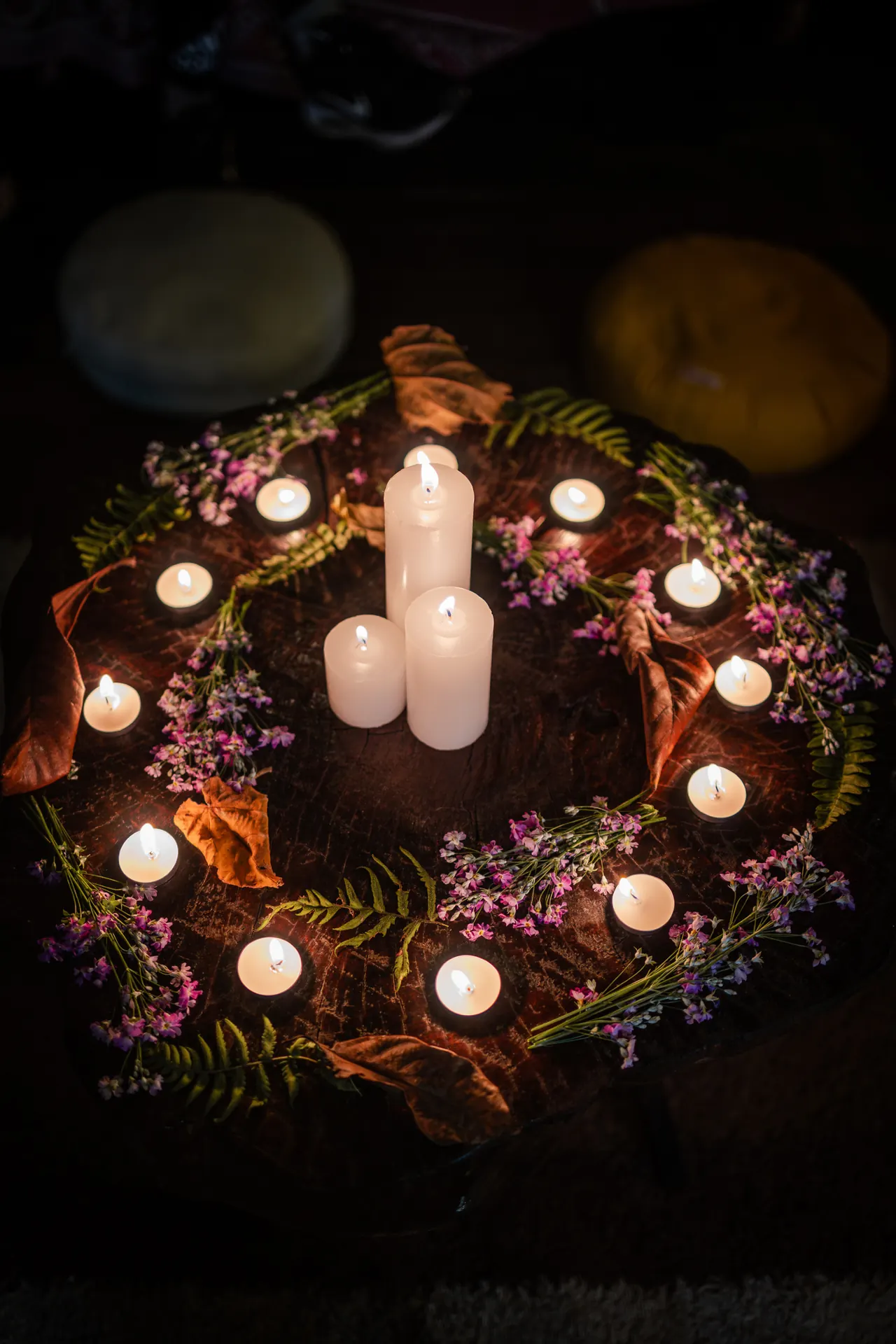 Ritual com velas e flores