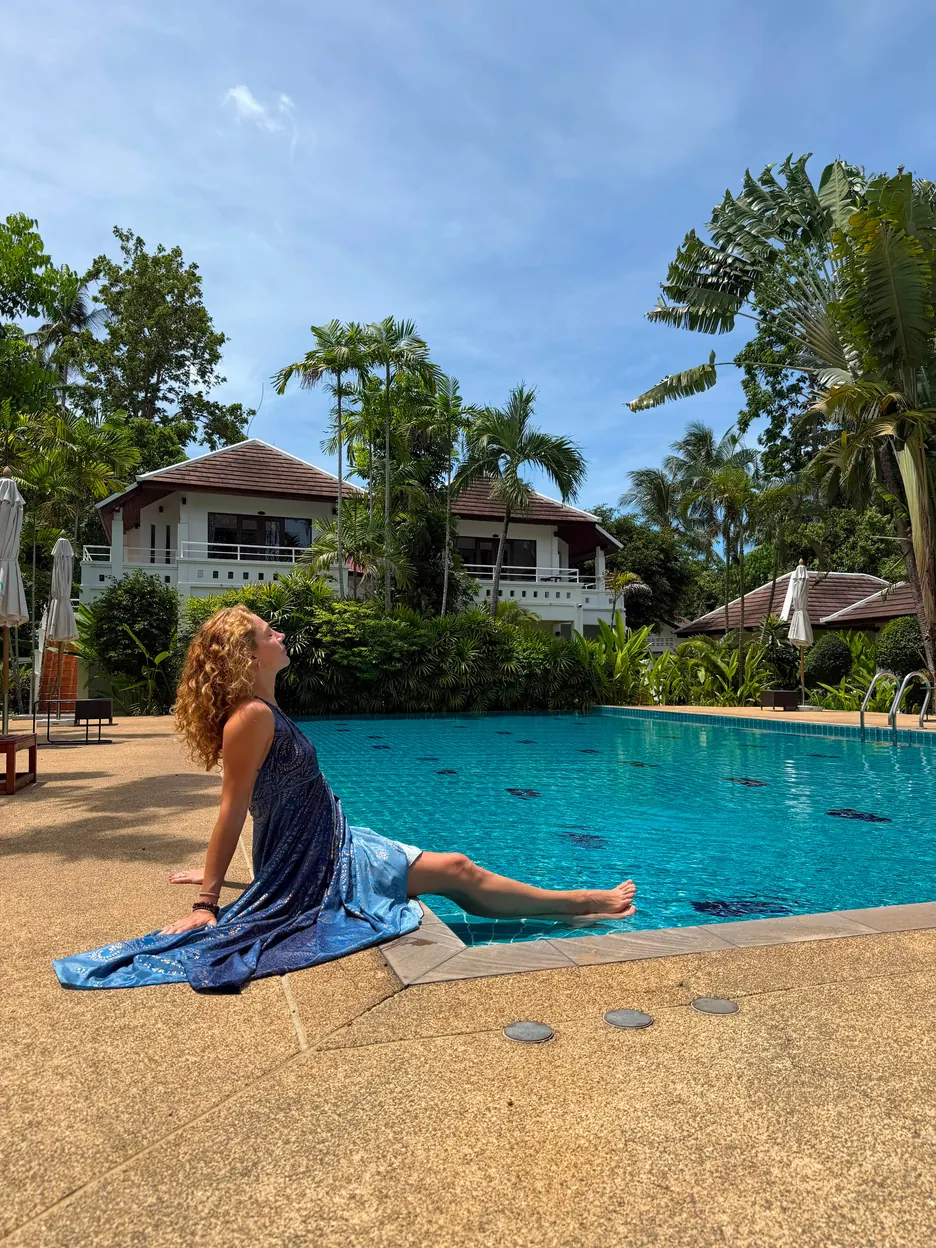 Mulher relaxando à beira da piscina do hotel